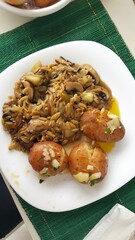Prato vegano espanhol, com batata, gomo, e cogumelo, cozidos.