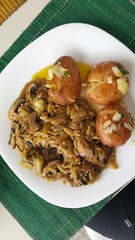 Culinária vegana, prato composto de cogumelo, gomo, e batata, cozidos.