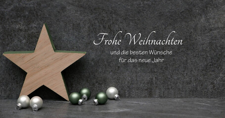 Weihnachtskarte mit Neujahrsgruß: Dekoration mit Holzstern und Weihnachtskugeln. Frohe Weihnachten und die besten Wünsche für das neue Jahr.