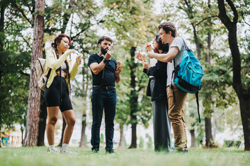 Obraz premium A group of students and their professor enjoy a refreshing ice cream break outside in a park. The relaxed atmosphere fosters friendly interaction and a sense of community among them.