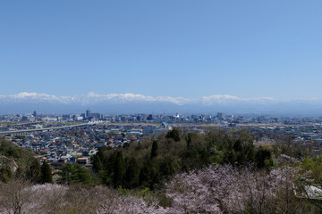 Obraz premium 呉羽山展望台から残雪の北アルプスと富山市街地パノラマ