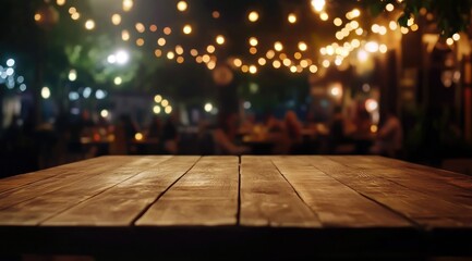Plateau de table en bois vide dans un restaurant avec un arrière-plan flou de personnes, la nuit. Style vintage et rétro. Maquette pour un concept de conception de présentation de produits.