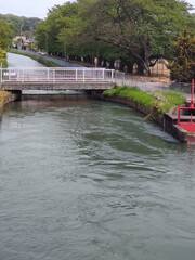水の流れる農業用水路