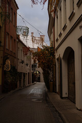 photo Charming narrow street view with cozy lighting and historic architecture creating a peaceful and picturesque atmosphere perfect for exploring during any quiet evening walk