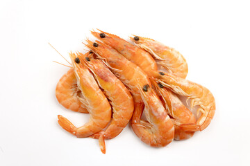 tas de crevettes roses, en gros plan, isolées sur un fond blanc