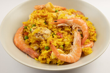 assiette de paella, vue du dessus, en gros plan,, isolée sur un fond blanc