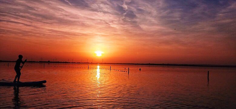 Sonnenuntergang am Dümmer See mit Pfähle im Wasser