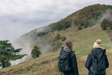 Deux femmes en randonnée en montagne