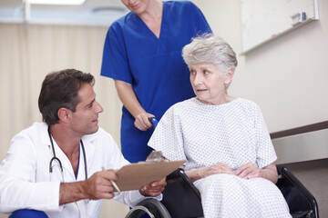 Obraz premium Feedback, doctor or old woman in wheelchair in hospital talking to elderly patient for results. Medical, diagnosis or healthcare worker in clinic consulting senior person with disability or clipboard
