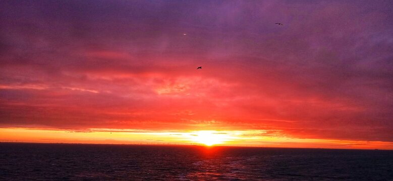 Sonnenaufgang und Tagesanbruch &uuml;ber der Nordsee zwischen Amrum und Sylt