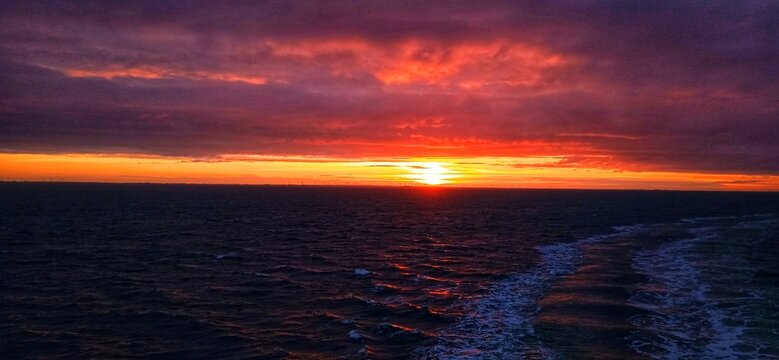 Die Sonne geht auf und f&auml;rbt den Himmel &uuml;ber der Nordsee in roter Himmelsfarbe