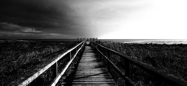 Holzpfad an der K&uuml;ste von Amrum