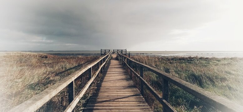 &Uuml;ber der Seebr&uuml;cke an der K&uuml;ste von Amrum bei bew&ouml;lktem Himmel