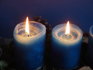 Zum zweiten Advent brennen zwei blaue Kerzen am Kranz, Nahaufnahme