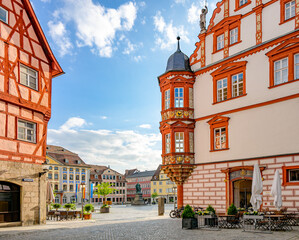 Obraz premium Blick zum Marktplatz und dem farbenfrohen Coburger Stadthaus mit zweistöckigem Erker und historischen Altstadthäusern von der Herrngasse aus gesehen, Coburg, Bayern, Deutschland