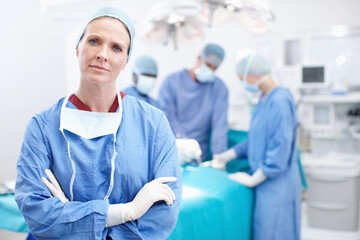 Obraz premium Portrait, woman and doctor with arms crossed in theater, medical surgery and procedure for staff. Hospital, team leader and surgeon with pride for operating room, healthcare or ppe uniform for safety