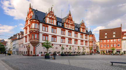 Obraz premium Farbenfrohes Coburger Stadthaus mit zweistöckigem Erker und historischen Altstadthäusern am Marktplatz, Coburg, Bayern, Deutschland