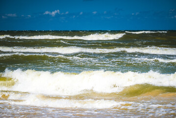 Sztorm nad Morzem Bałtyckim, czerwona flaga © grzegorz_pakula