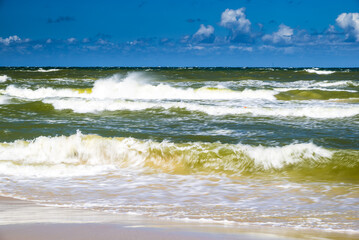 Sztorm nad Morzem Bałtyckim, czerwona flaga © grzegorz_pakula