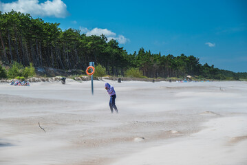 Sztorm nad Morzem Bałtyckim, czerwona flaga © grzegorz_pakula