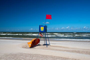 Sztorm nad Morzem Bałtyckim, czerwona flaga © grzegorz_pakula