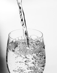 グラスに水を注ぐ	モノクロ写真