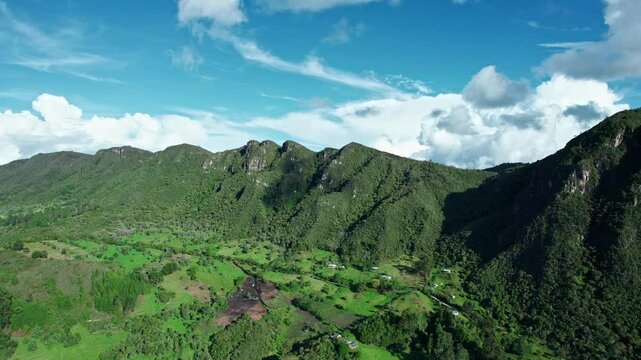 Colombian Mountain Majesty &ndash; Stunning Peaks and Rolling Hills