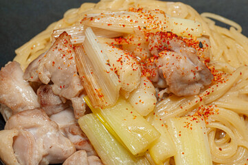 鶏もも肉と長ねぎを使ったねぎま風塩パスタ！彩りと香りが食欲をそそる