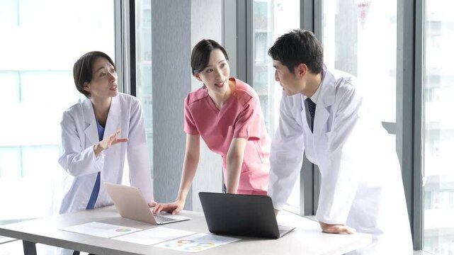 パソコンを使って会議をする医師と看護師
