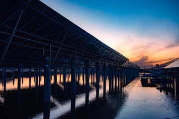 Obraz premium Solar power plants. Sustainable renewable energy and modern photovoltaic technology are used for environmentally friendly electricity production. The concept of solar power generation.