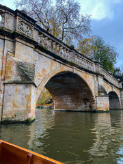 Obraz premium Serene Canoe View of an Historic Bridge in England