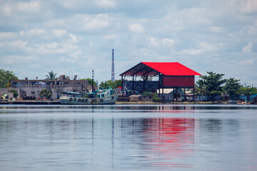 Obraz premium Red boat dock in bahia de Cienfuegos, cuba