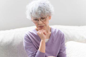ソファーに座っているシニア女性	
