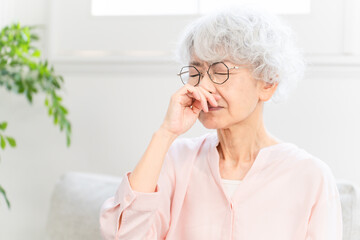 鼻づまりを起こしているシニア女性