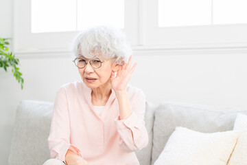 耳が遠いシニア女性	
