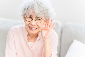 耳が遠いシニア女性	
