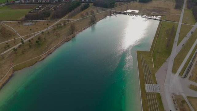 Munchen, Deutschland Riemer See Ansicht von oben. Aerial view on Lake Riemer See in Munich. Riemer Park in Messestadt. Large clear lake at Muenchech Park. Bugasee. Messe Riem. Badesee im Riemer Park. 