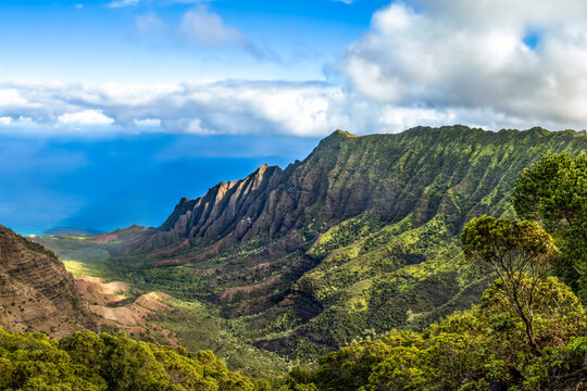 One of the world&rsquo;s most dramatic landscapes, the Na Pali Coast of Kauai, Hawaii, seen from the Kalalau Lookout, combines deep green valleys, the blue Pacific, and fluctuating weather conditions.