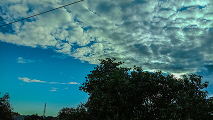 The morning sky is divided into two, with clear sky on the left and sky covered with stratocumulus clouds on the right.