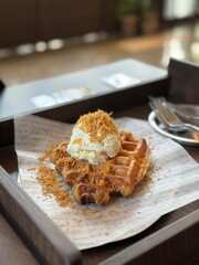 바닐라 아이스크림을 얹은 바삭한 와플 Crispy Waffle Topped with Vanilla Ice Cream