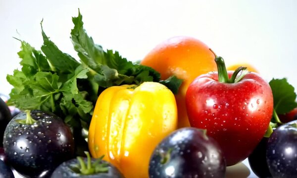 Buah dan sayuran di piring 