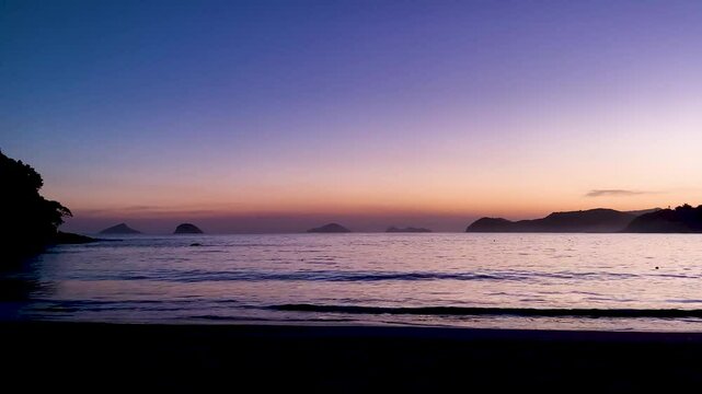 Final de tarde, j&aacute; anoitecendo, com o c&eacute;u totalmente limpo e o mar bem tranquilo. Ao fundo, quatro ilhas famosas do Litoral Norte: Ilha Mont&atilde;o de Trigo, Ilha dos Gatos, Ilha das Couves e As Ilhas.