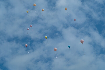 In den Himmel steigende Luftballons