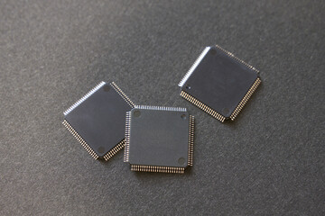 黒背景の三つの半導体IC