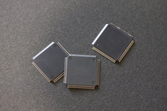 黒背景の三つの半導体IC