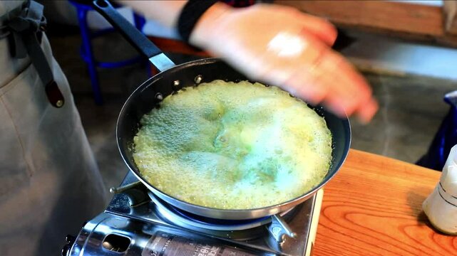 대한민국 제주도의 맛있는 음식인 보말 파스타를 만드는 과정을 보여 주고 있습니다.