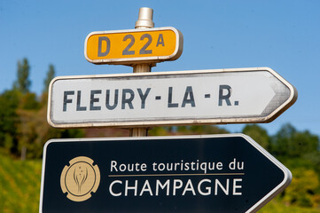 panneau routier de la route touristique du Champagne, vers Fleury la rivi&egrave;re, dans la marne