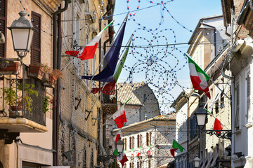 Festa di paese con illuminarie  e bandiere italiane