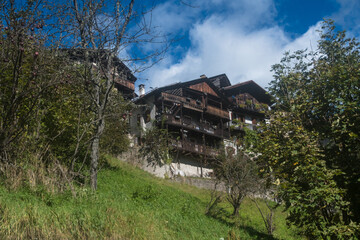 I t&agrave;bia, tipici fienili di legno con la base in muratura trasformati in case nel borgo di Foppe in Val di Zoldo nelle Dolomiti bellunesi 