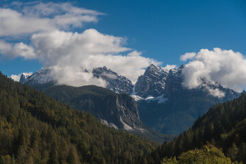 Obraz premium Panorama del gruppo montuoso del Bosoconero in Val di Zoldo nelle Dolomiti bellunesi, in una giornata autunnale di sole 